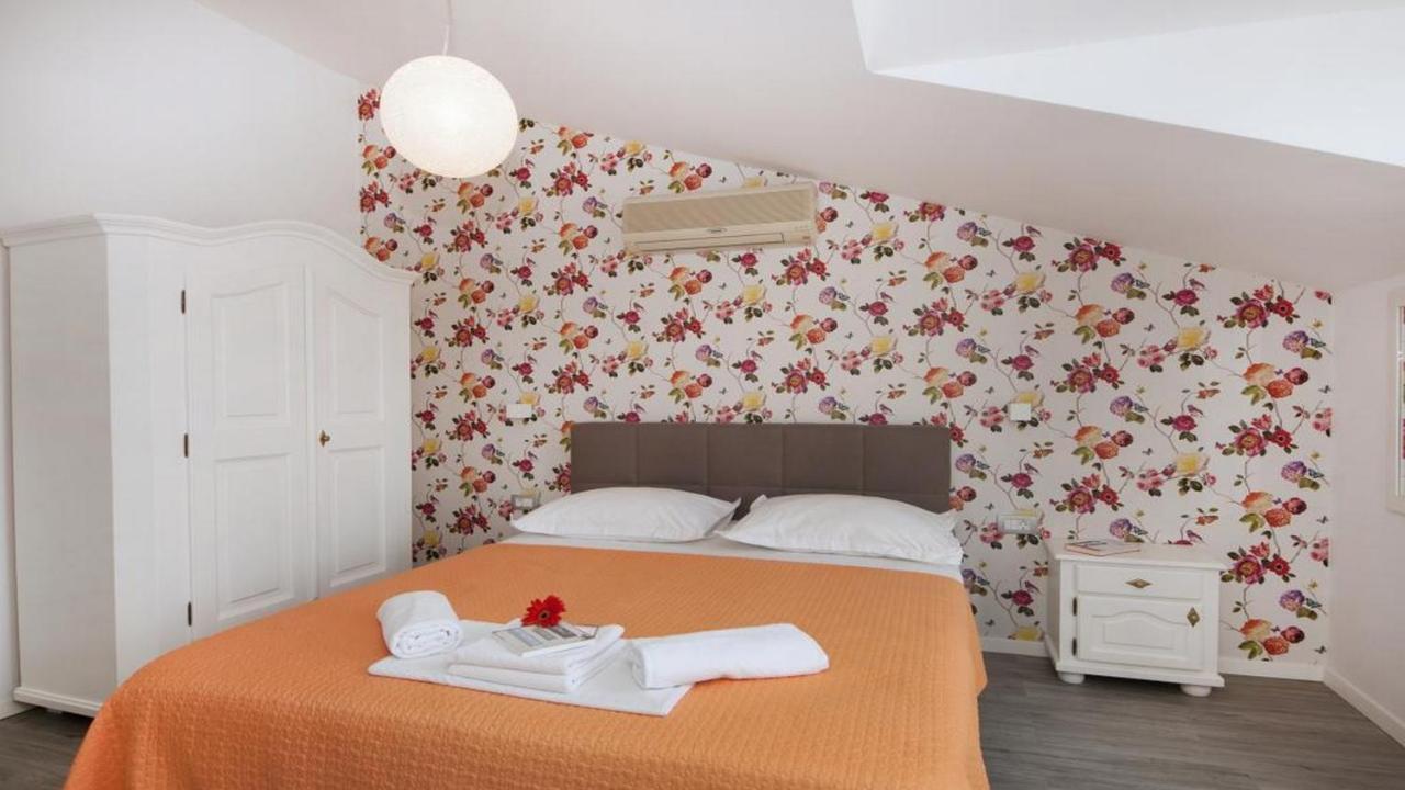 Apartments Angela Baška Voda Екстериор снимка
