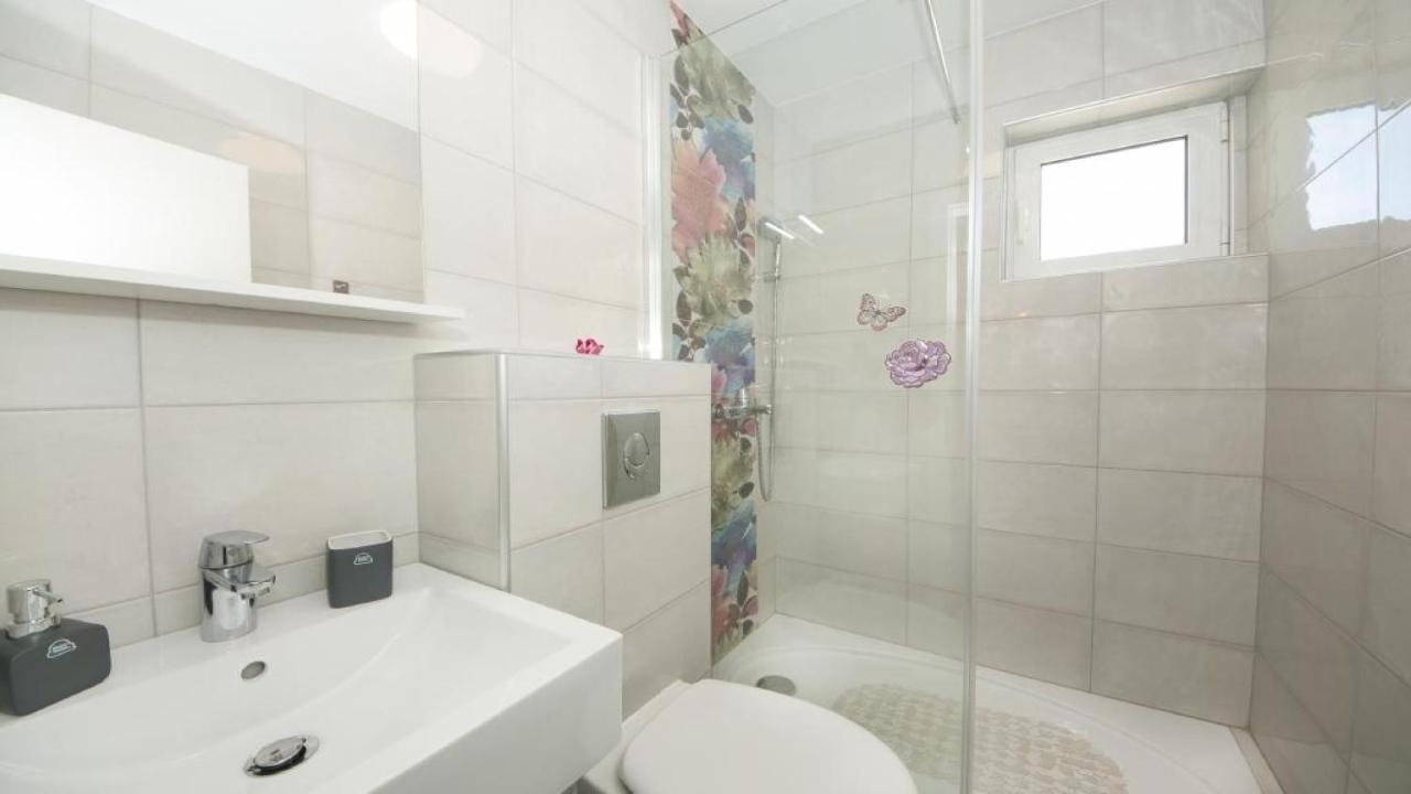 Apartments Angela Baška Voda Екстериор снимка